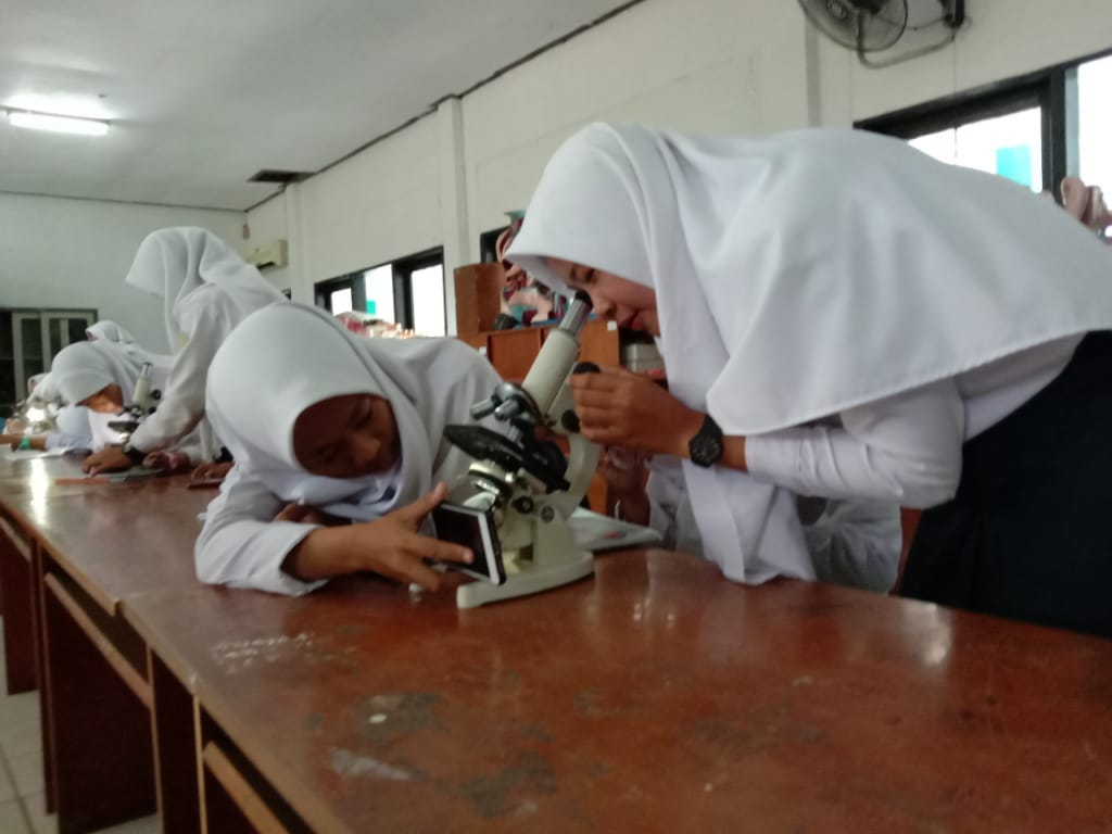 Belajar Kelompok Biologi Kelas 12. IPS.1, Pada Materi Pengenalan Mikroskop