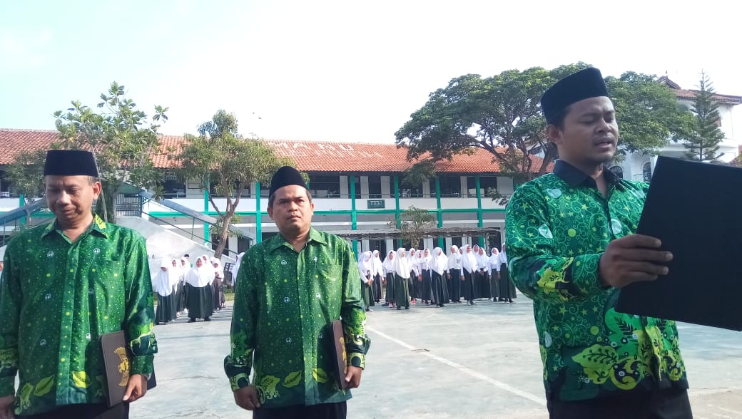 Guru Jadi Petugas Upacara dalam  Peringatan Hari Guru Nasional di SMA NU Juntinyuat