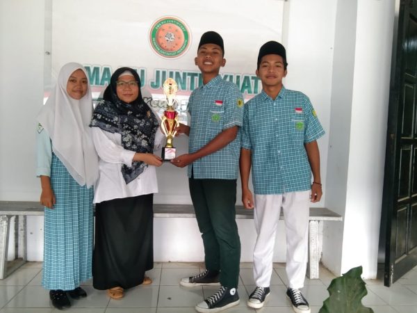 BANGGA, Siswa SMA NU Juntinyuat Raih Juara 2 Syarhil Qur’an MTQ Tingkat Kecamatan Juntinyuat